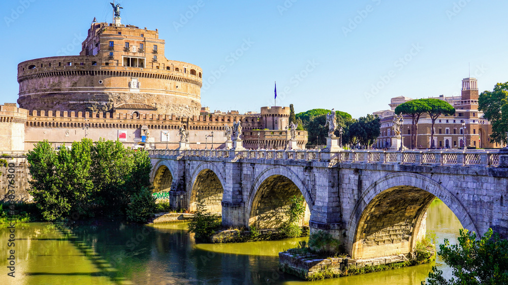 晴れた日のローマ、サンタンジェロ城に続くサンタンジェロ橋（Sant'Angelo）
