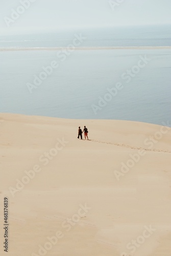 COUPLE WALKING - GRANDE DUNE DU PILAT  FRANCE