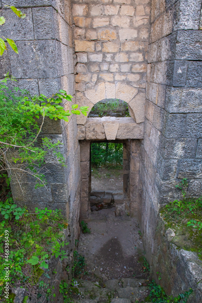 Fototapeta premium the archway in the stone wall is beautiful and old