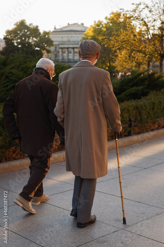 dwóch starych  staryszych mężczyzn ludzi spacerujących  © Gosia