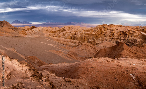 Mirada desde el Valle de la Luna a la geografía de San Pedro de Atacama. Chile