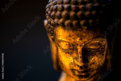 Cuadro en lienzo buddha statue in calm rest pose
