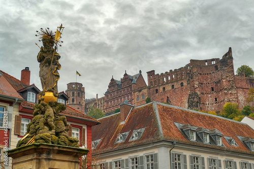 Historischer Platz und Schloss in der Altstadt von Heidelberg