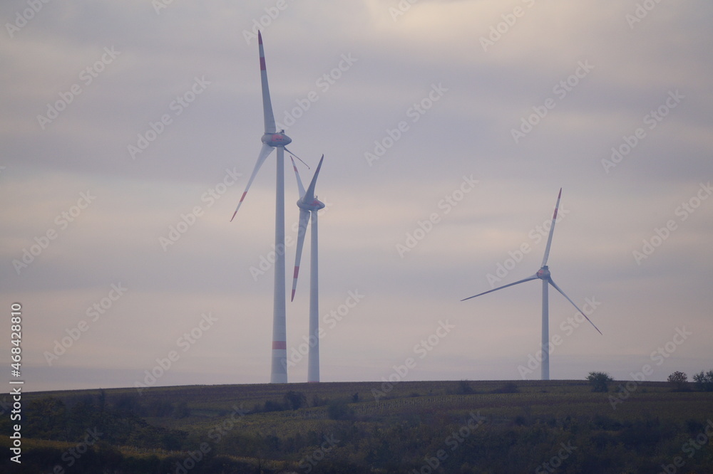 Fototapeta premium Windkrafträder im Nebel