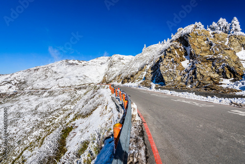 Tableau sur toile The snow and ice of Taiwan's Hehuanshan covered forests and asphalt roads