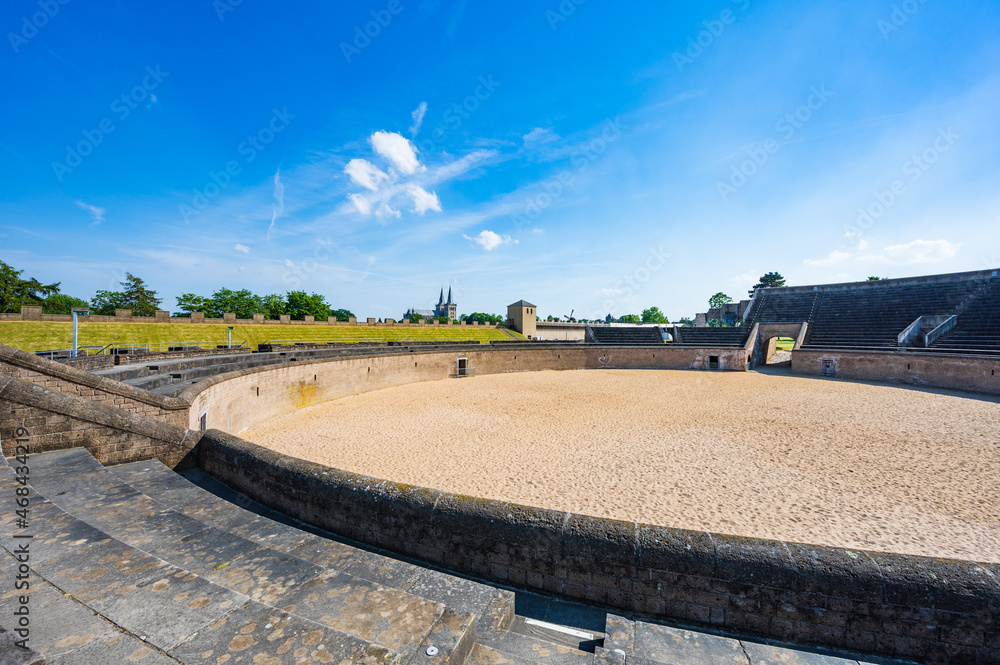 Römisches Amphitheater mit Blick auf Dom in Xanten am Niederrhein