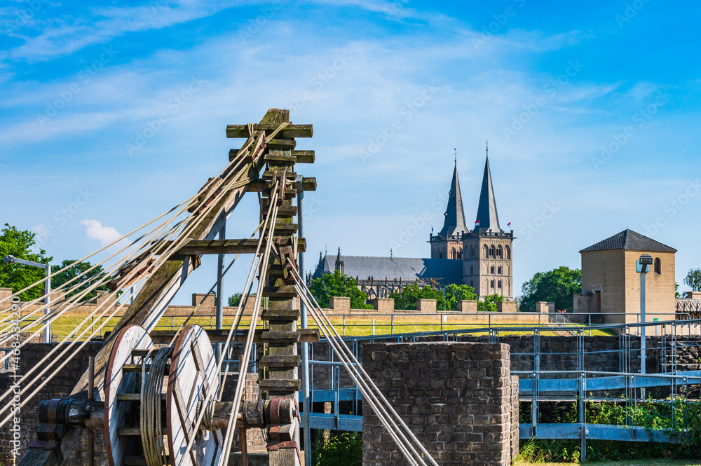 Blick vom Archäologischen Park Xanten auf den alles überragenden St. Viktor Dom