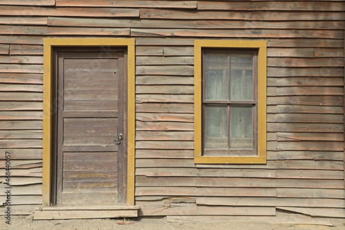 puerta y ventana amarilla vieja cabaña de madera poblado del oeste 4M0A6518-as21