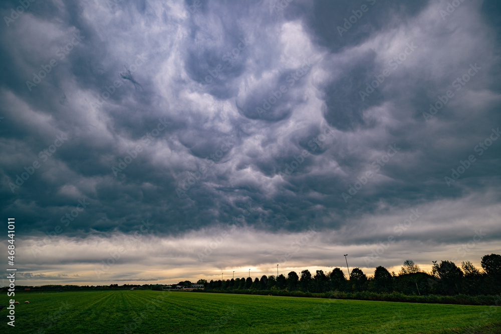 Obraz premium Dramatic sky with mammatus or bubble clouds at the leading edge of a cold front over the western part of Holland