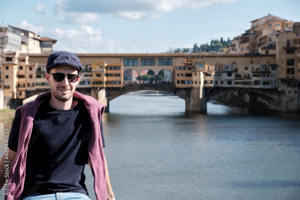 Obraz premium a man with sunglasses and a beret on the Ponte Vecchio
