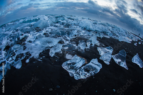 ヨークルスアゥルロゥン氷河湖の氷