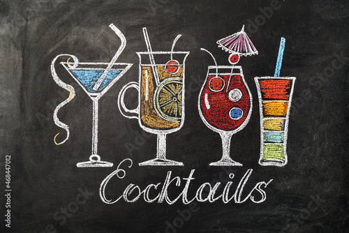 Obraz na płótnie cocktail in vintage style drawing with chalk on blackboard. w salonie