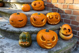 Halloween Kürbisse mit bösen Gesichtern auf einer Treppe im Herbst
