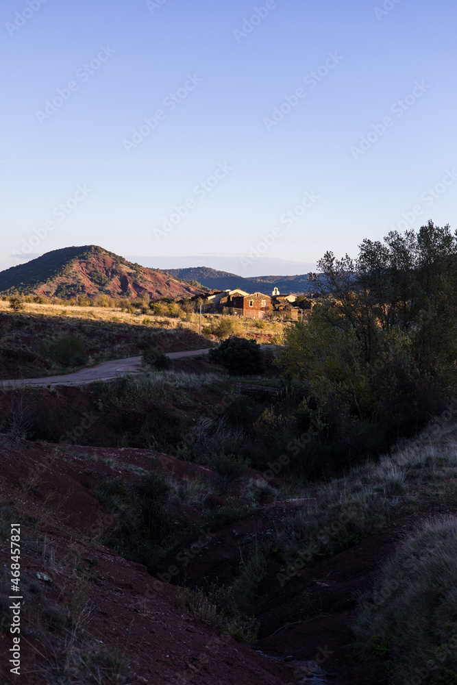 Obraz premium Vue sur le village abandonné de Celles, sur les bords du Lac du Salagou, au coucher du soleil (Occitanie, France)