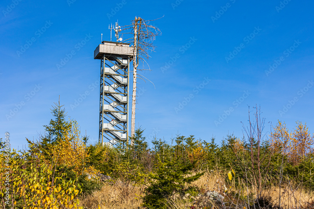 31.10.2021, GER, Bayern, Oberfrauenwald: Der 27 Meter hohe Aussichtsturm auf dem Gipfel des Oberfrauenwald im bayerischen Wald bietet fantastischen Ausblick.