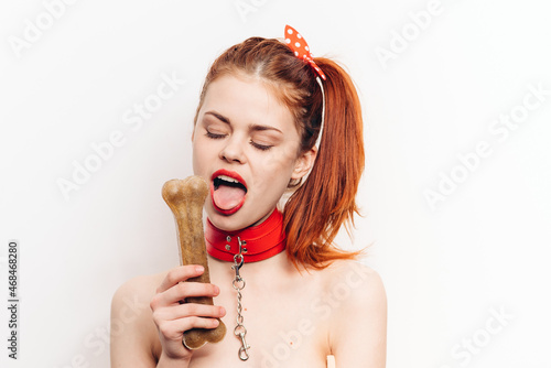 Fotografia pretty woman with leash around her neck dog bone costume posing