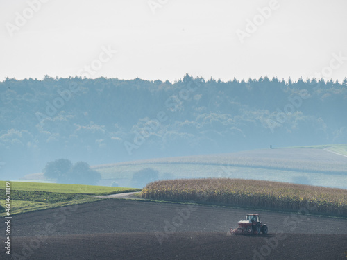 Traktor bei der Arbeit auf dem Feld © focus finder