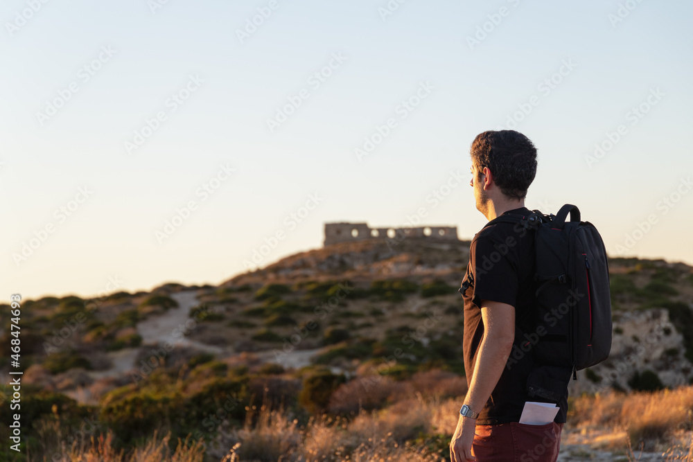 Nomi originali: Close-up back view of a backpacker looking the horizon on the hills of Calamosca at sunse