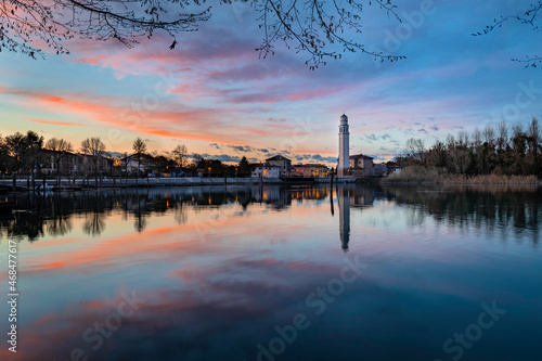 Obraz na płótnie Chiesa di Casier al tramonto, riflessa nel fiume Sile lungo la restera, Treviso, Italia w salonie
