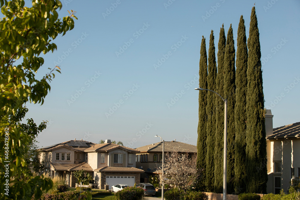 Late afternoon view of a neighborhood in Corona, California, USA. - obrazy, fototapety, plakaty 