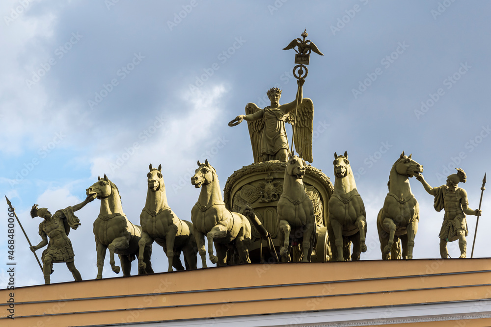 Obraz premium Sculpture of Roman Soldiers and Chariot of roman goddess Victory at the top of General Staff Building In Saint Petersburg, Russia