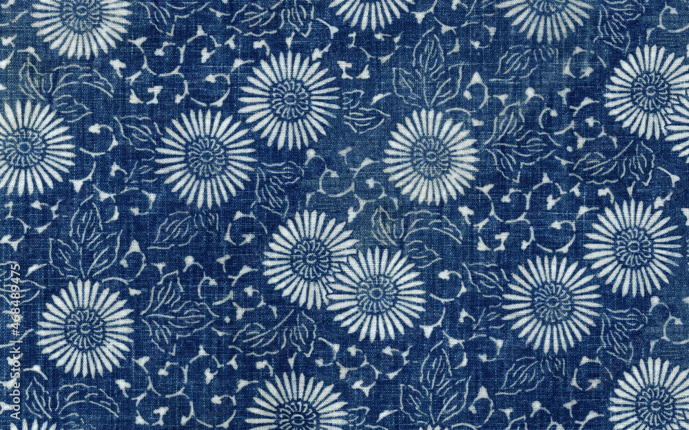 可愛いキク科の花の唐草模様、時代のある藍の型染め 可愛いキク科の花の唐草模様、時代のある藍の型染め