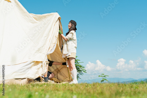 テントを張る男女