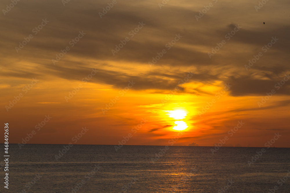 Obraz premium The background of the sea by the evening sea, with natural beauty (sea water, rocks, sky) and fishermen are fishing by the river bank, is a pleasure during travel.