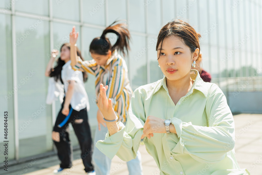 Fototapeta premium 仲間とダンスをする女性