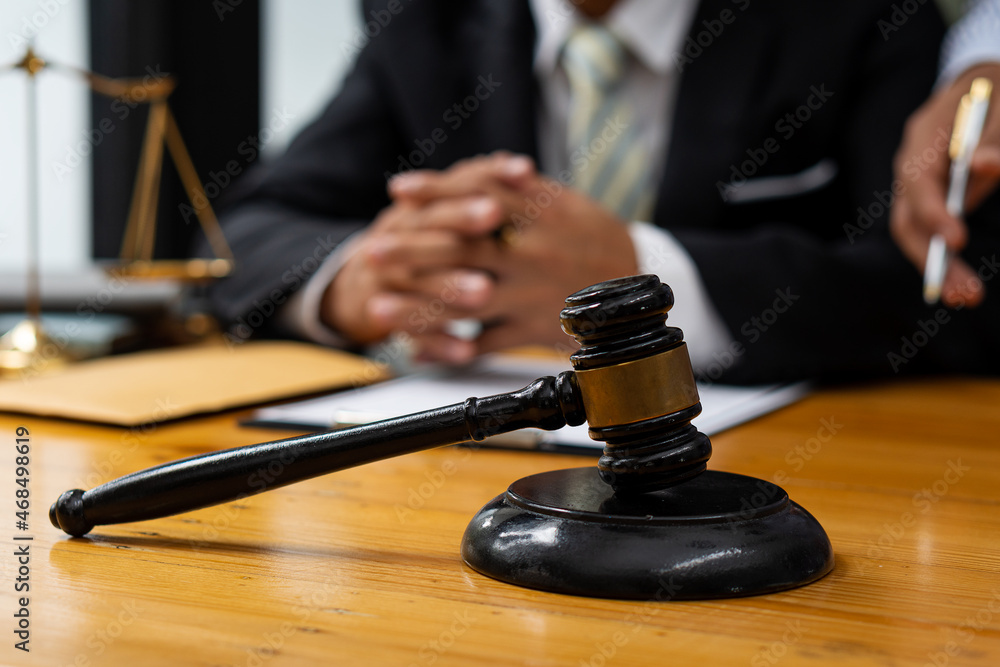 The prosecutor's office or attorney provides legal advice for use in business and leasing. Consultation on how to fight a case with hammers and scales in front. The prosecutor's office or attorney provides legal advice for use in business and leasing. Consultation on how to fight a case with hammers and scales in front.