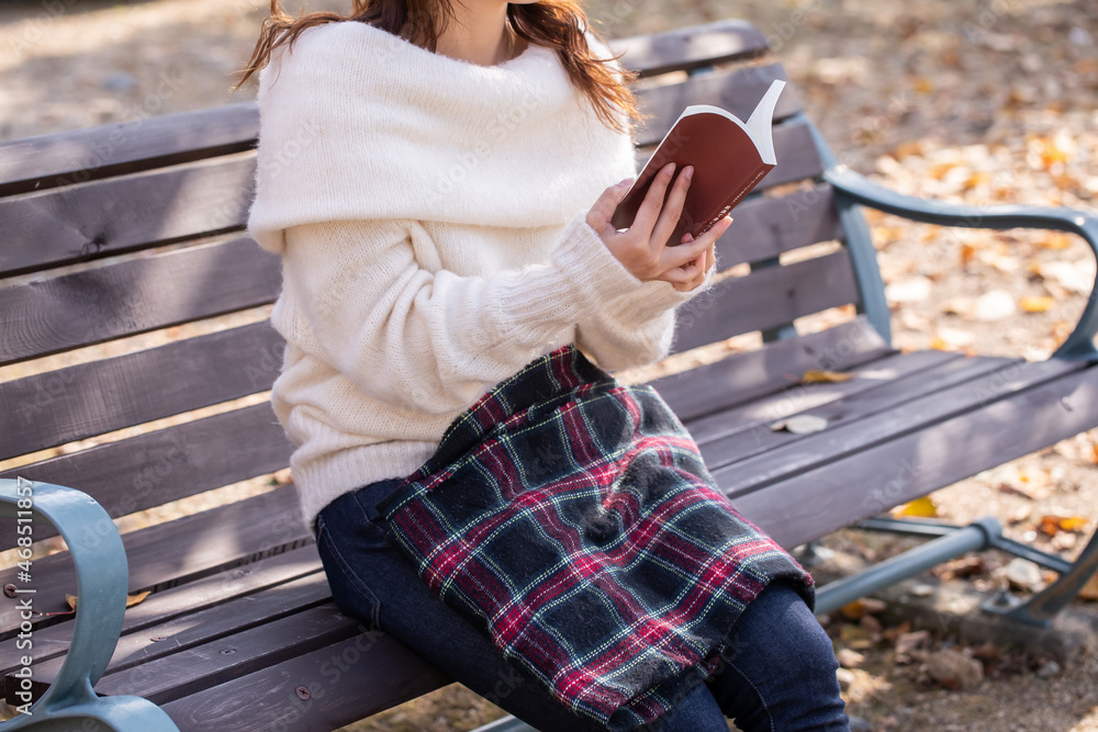 公園のベンチで本を読む女性
本を開く白ニットの女性 公園のベンチで本を読む女性
本を開く白ニットの女性