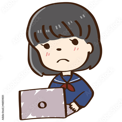 黒髪セーラーの悩みながらパソコンをする女子生徒