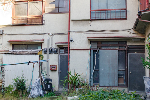 古い２階建てのアパート　東京、新宿5丁目、6丁目の街の風景　靖国通りを一歩奥に入れば、時間が止まったかのような昭和時代の古い街並みが現れる。細い道の奥に時代を感じるアパートや家が建ち並ぶ。古き良き下町の新宿が残っている。