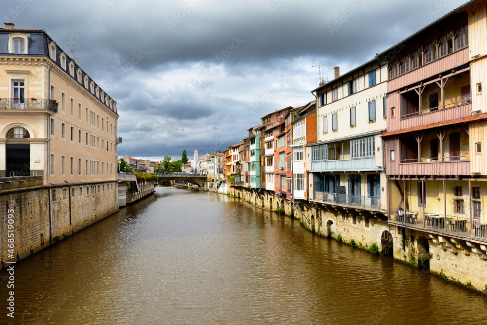 Naklejka premium Castres city and homes along the Agout river, France