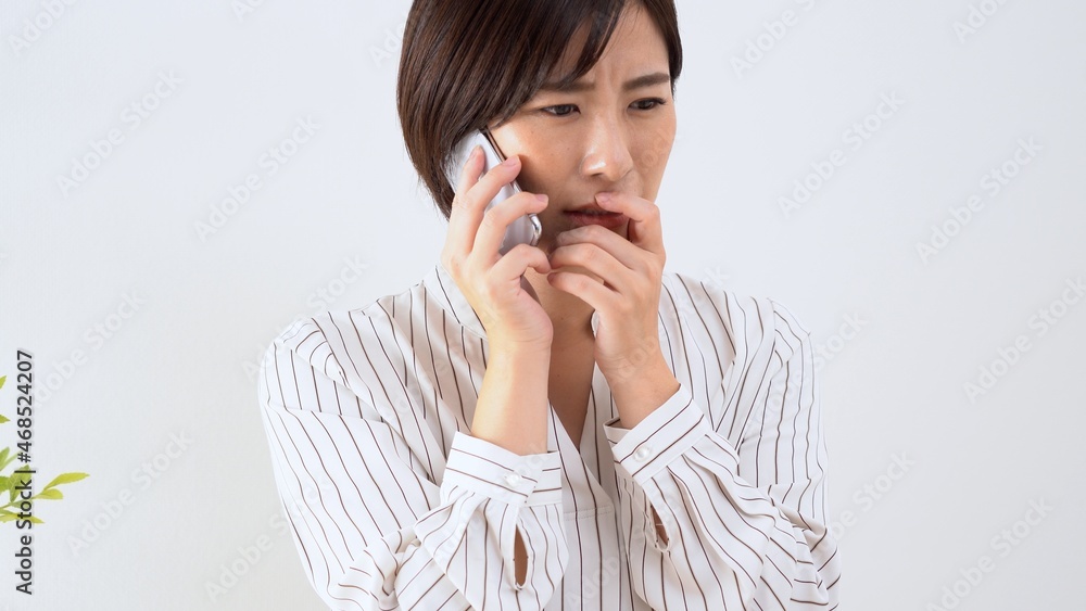 困惑する女性 困惑する女性