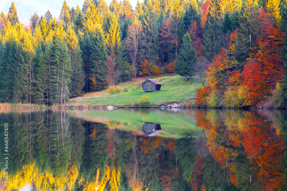 Naklejka premium Amazing mountain pond on the Geroldsee lake (Wagenbrüchsee), in the background overlooking the Alpspitz and Zugspitz mountains at sunset, Garmisch-Partenkirchen, Bavaria