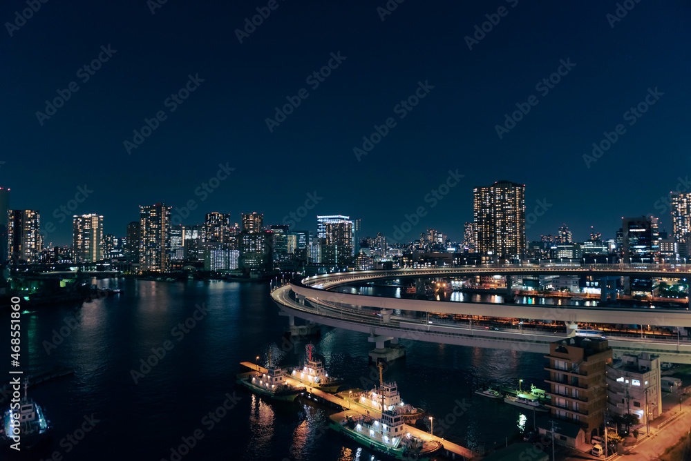 Obraz premium レインボーブリッジから臨むループ橋と品川の夜景
