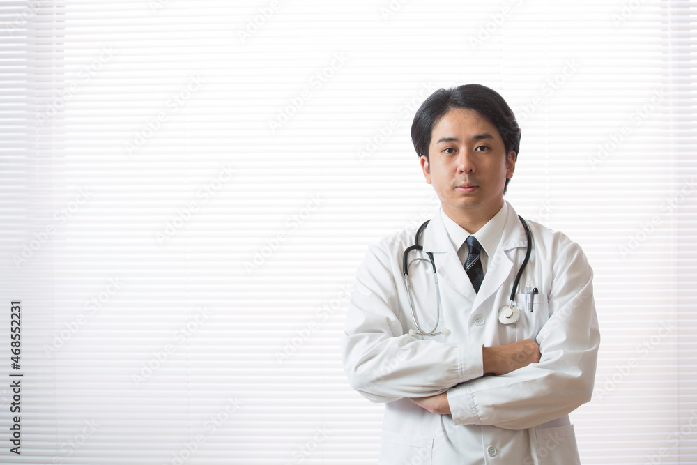 白衣の医者、若い日本の男性医師 白衣の医者、若い日本の男性医師
