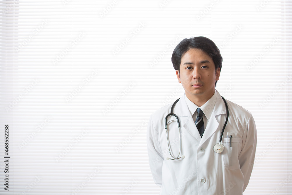 白衣の医者、若い日本の男性医師 白衣の医者、若い日本の男性医師