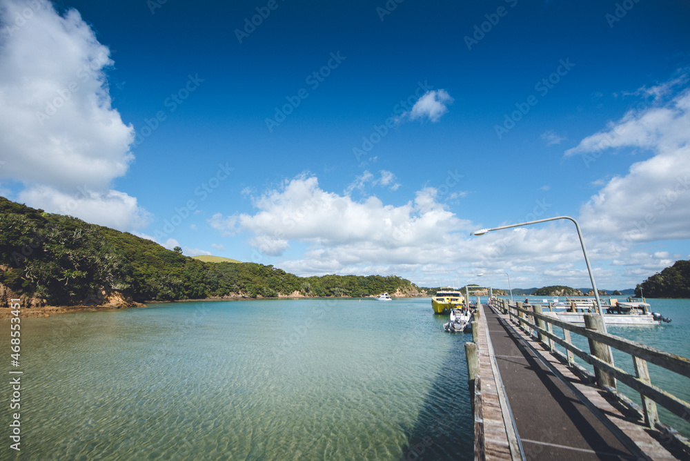 Fototapeta premium pier on the beach, bay of islands, new zealand