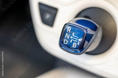 Fotografia little blue shifter on a automatic modern car