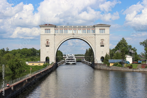 Accra gateway on the Volga, in the Uglich reservoir photo