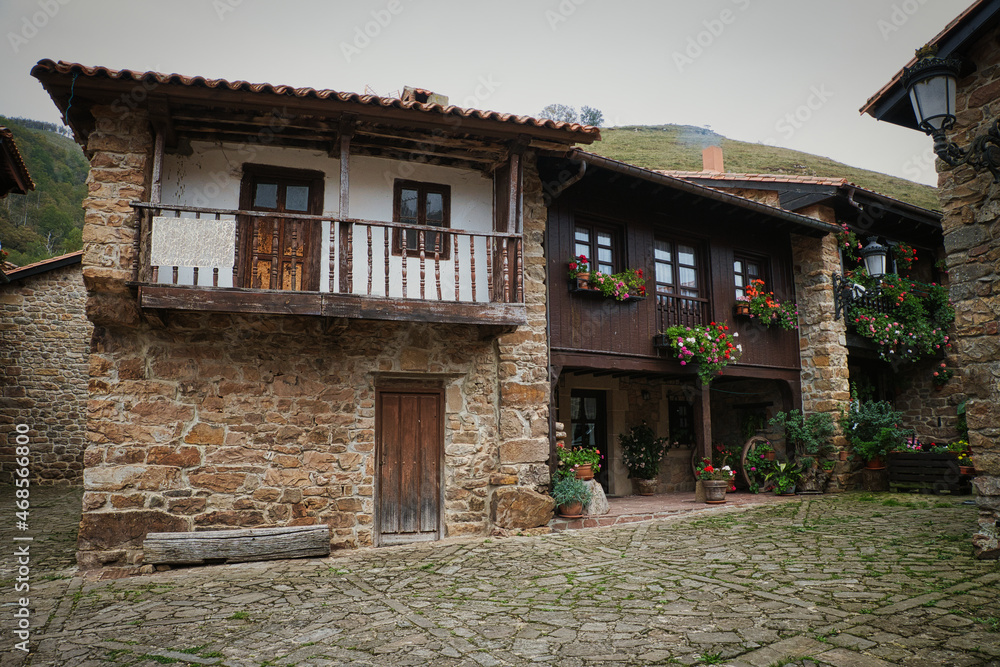 Vista de calles de la localidad de Bárcena Mayor, con sus construcciones típicas en fachadas y calles empedradas, Cantabria, España.