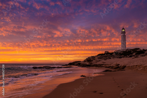 Atardecer de nubes rojas en la playa del faro de Trafalgar, Caños de Meca, provincia de Cádiz, Andalucía, España