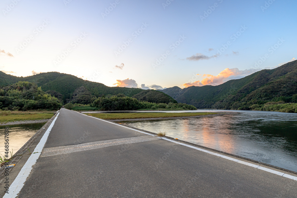 Obraz premium 夕暮れ時の佐田沈下橋 高知県四万十市 Sada chinka bridge at dusk. Kochi-ken Shimanto city