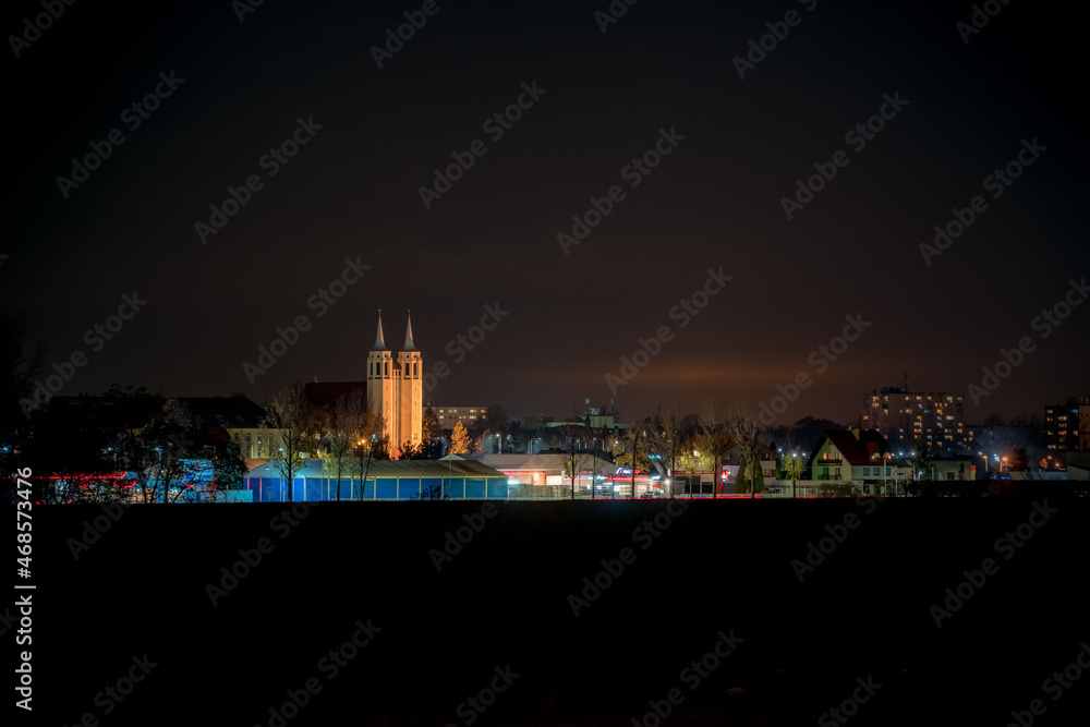 panorama miasta w nocy z wieżami kościoła