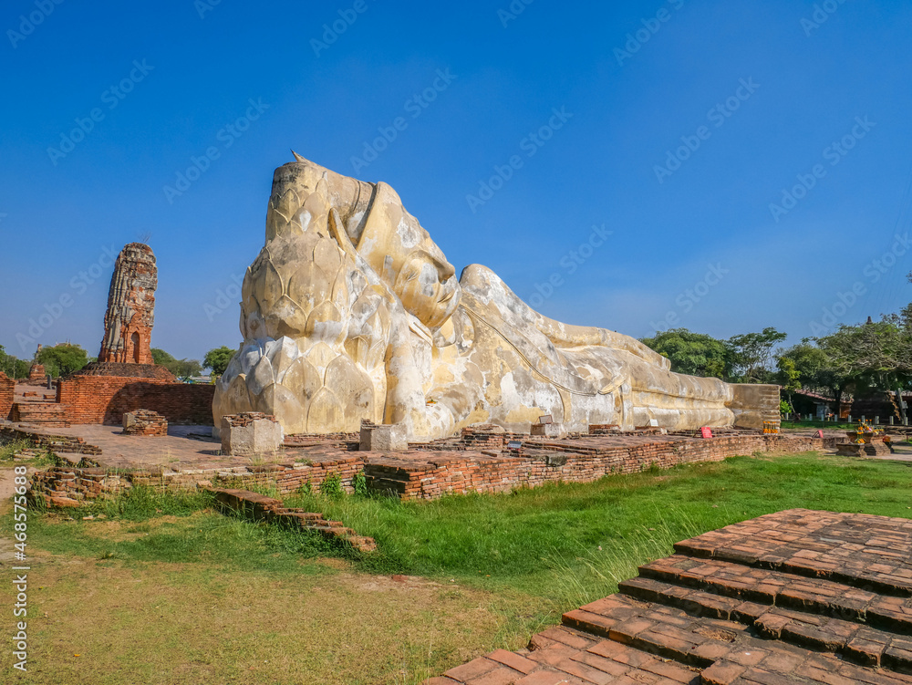 Fototapeta premium Liegender Buddha Statur