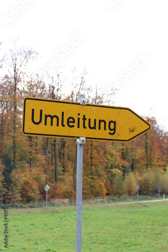 Schild "Umleitung"an einer Hauptstraße. Herbstwald.