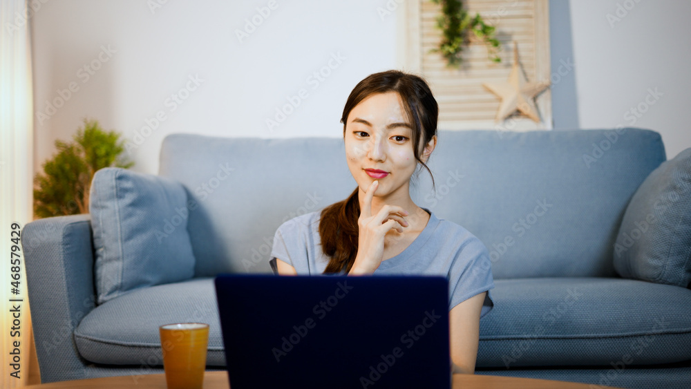 ノートパソコンを使う若い女性 ノートパソコンを使う若い女性