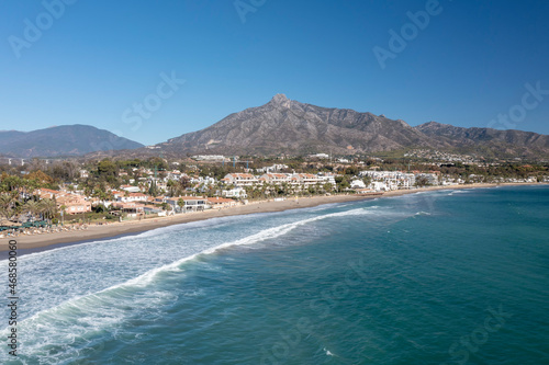vista de la playa de Banús en un día azul, Marbella